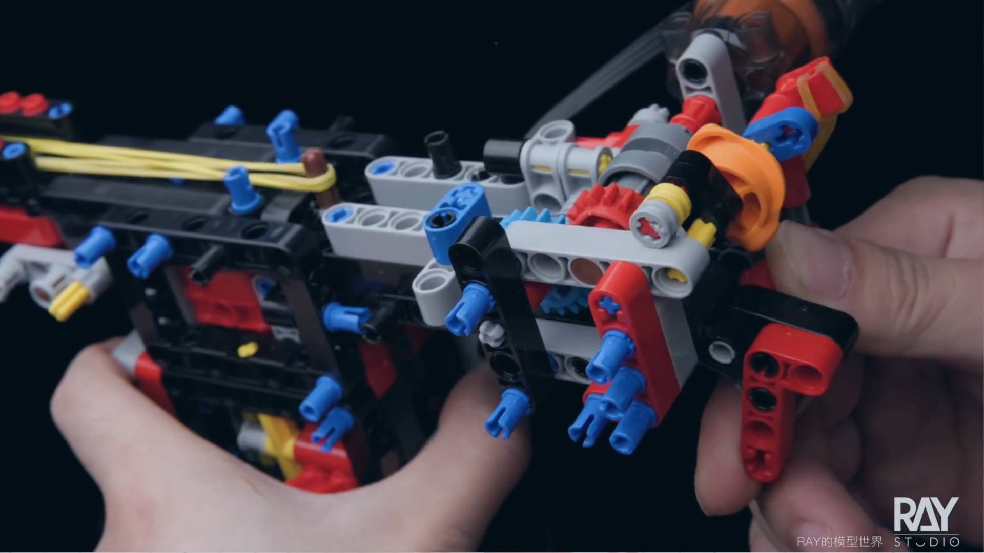 RAY的模型世界團隊利用車輛原本的零件，做出了可以射擊LEGO磚塊的運動部件